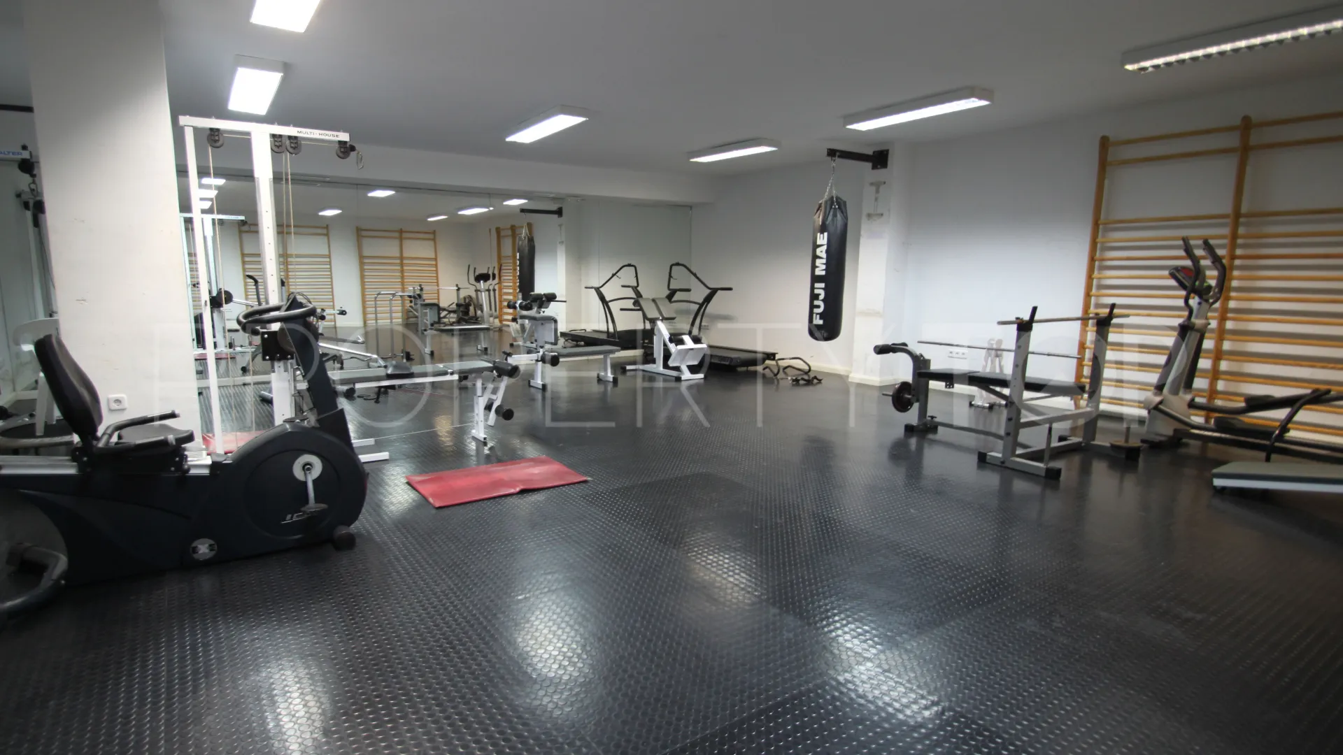 Duplex penthouse for sale in Marbella Golden Mile with 3 bedrooms