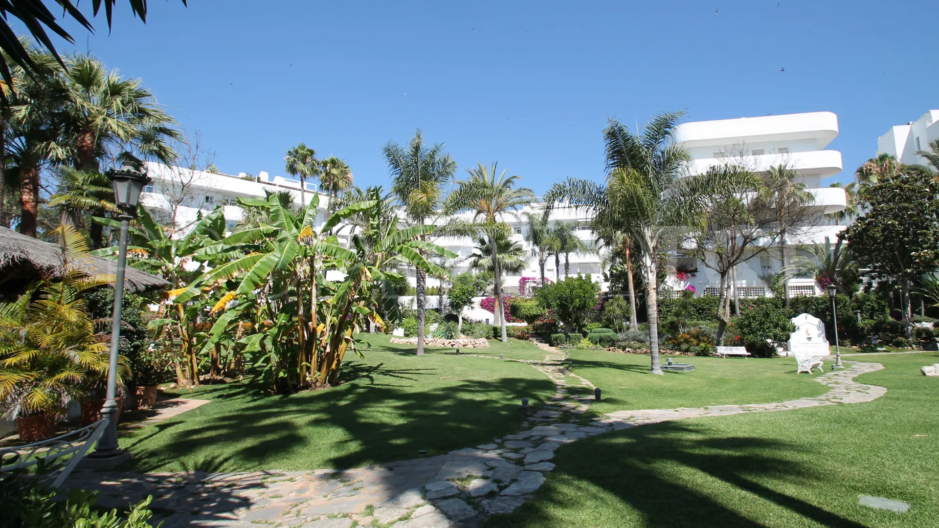 Duplex penthouse for sale in Marbella Golden Mile with 3 bedrooms