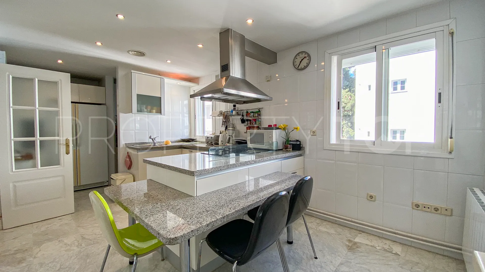 Duplex penthouse for sale in Marbella Golden Mile with 3 bedrooms