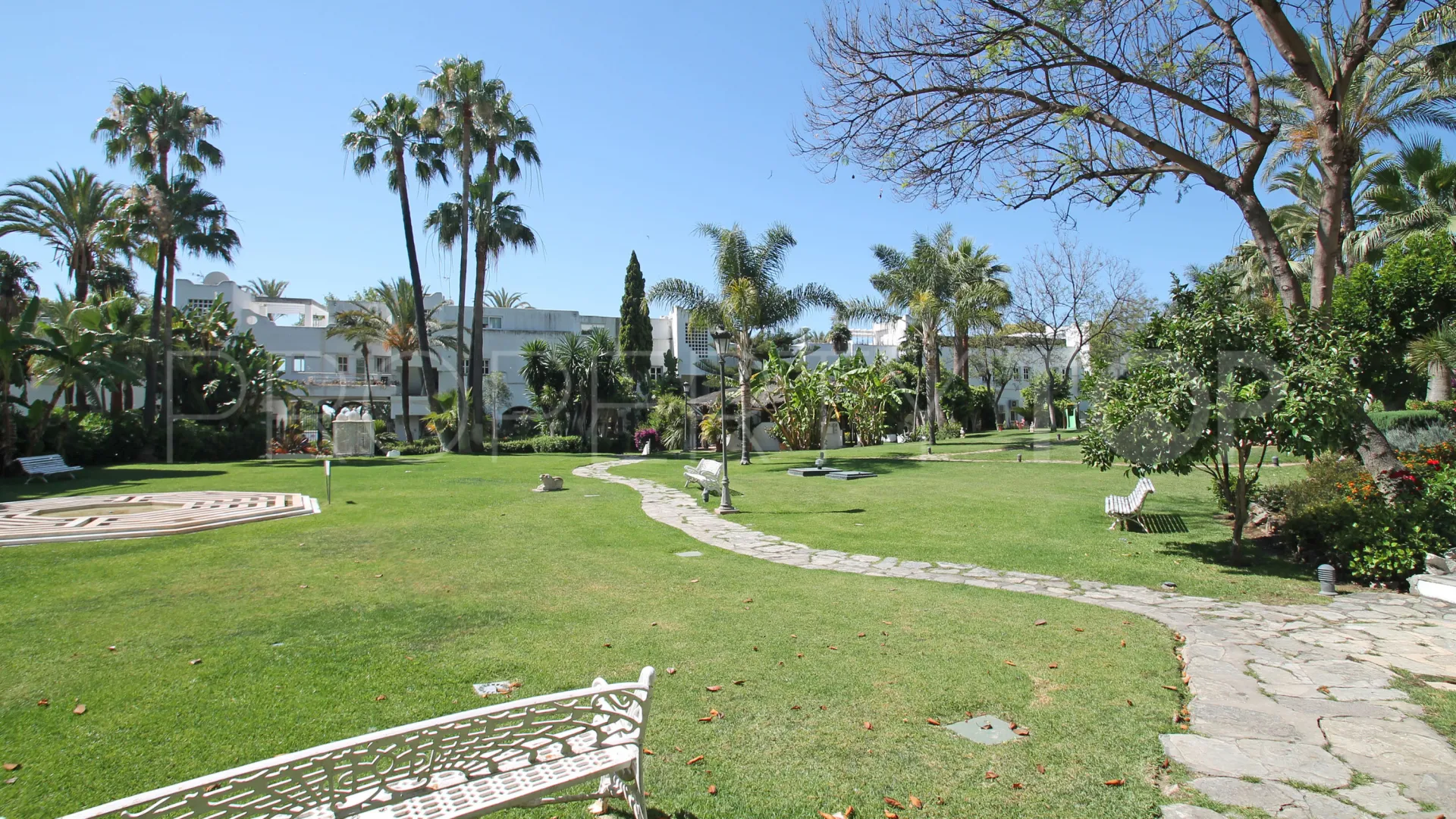 Duplex penthouse for sale in Marbella Golden Mile with 3 bedrooms