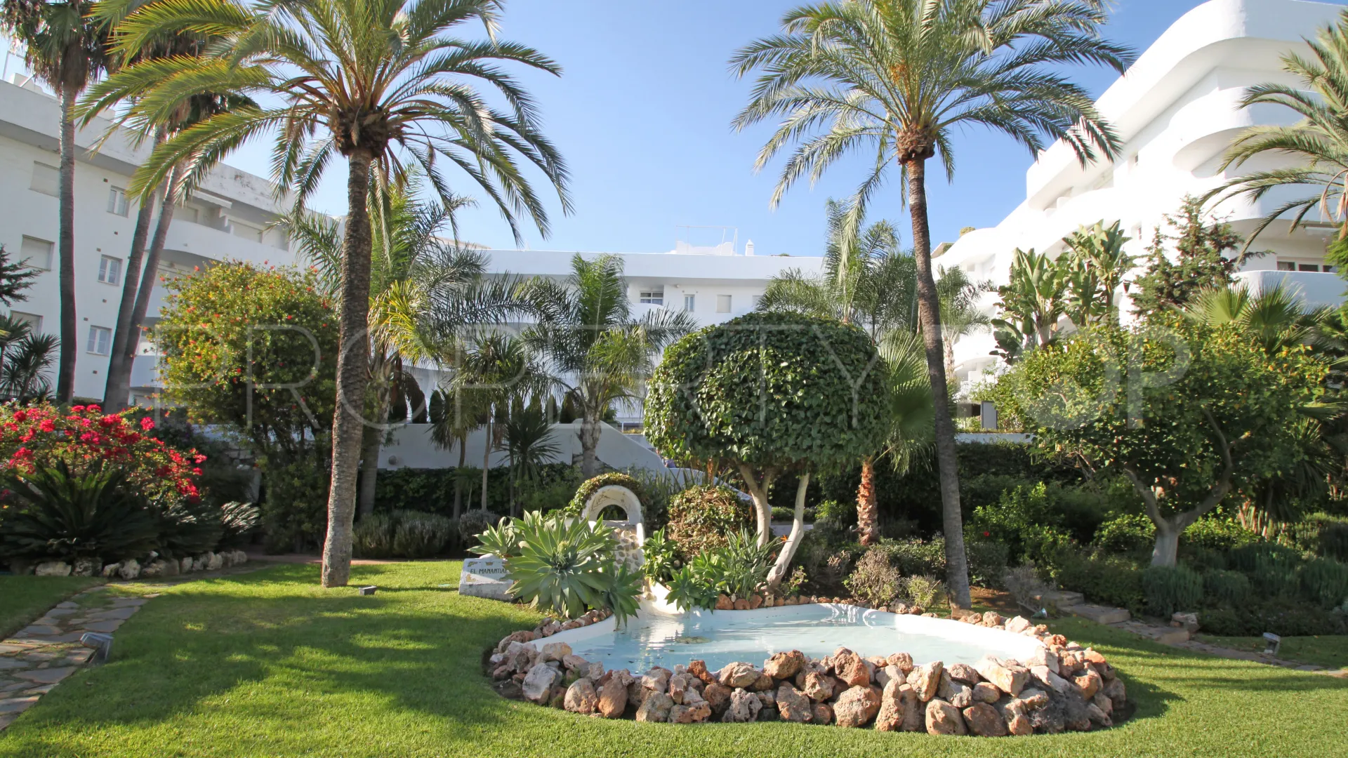 Duplex penthouse for sale in Marbella Golden Mile with 3 bedrooms