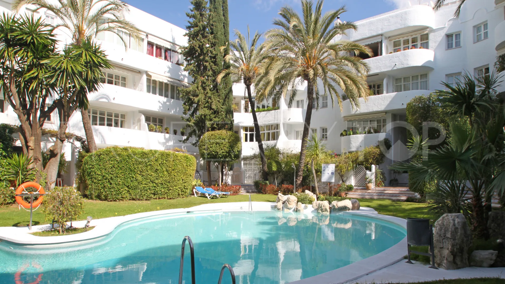 Duplex penthouse for sale in Marbella Golden Mile with 3 bedrooms