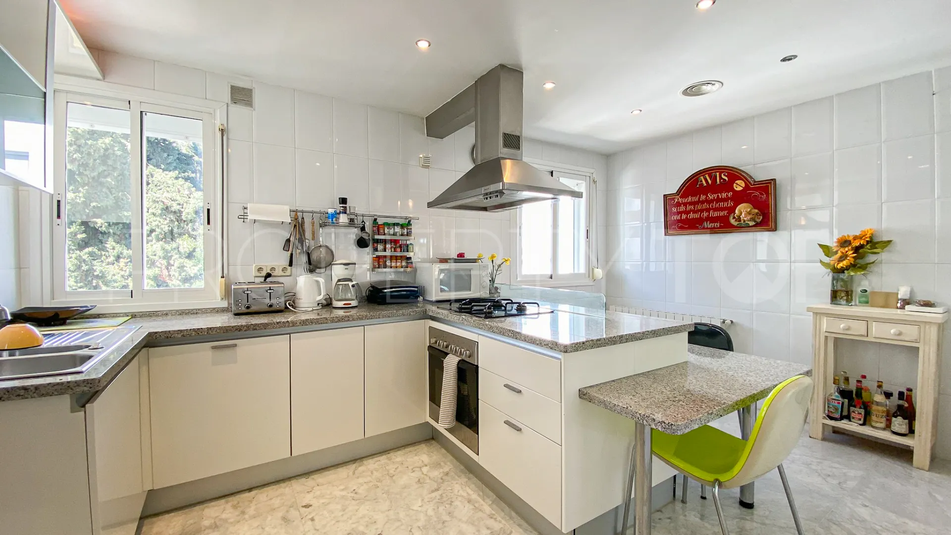 Duplex penthouse for sale in Marbella Golden Mile with 3 bedrooms