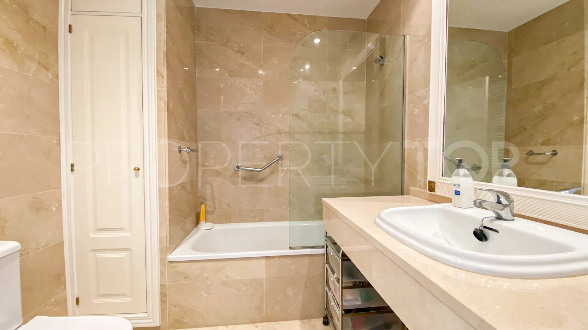Duplex penthouse for sale in Marbella Golden Mile with 3 bedrooms