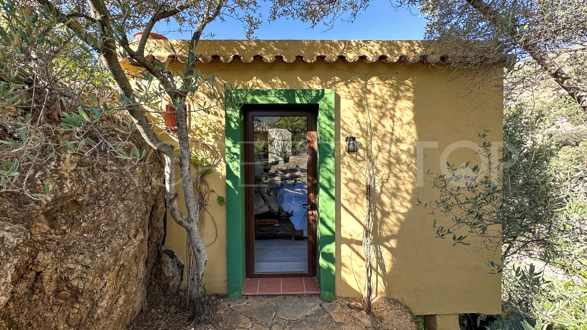 Comprar finca con 5 dormitorios en Ojen