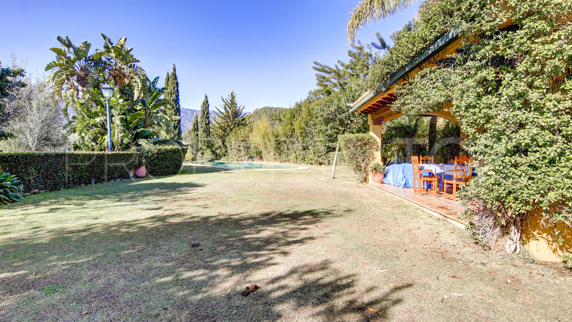 Comprar finca con 5 dormitorios en Ojen
