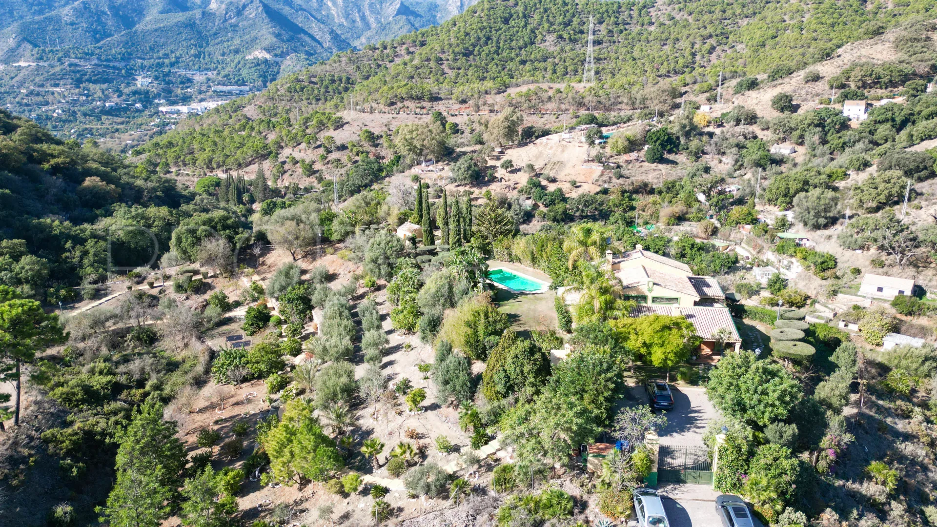 Comprar finca con 5 dormitorios en Ojen