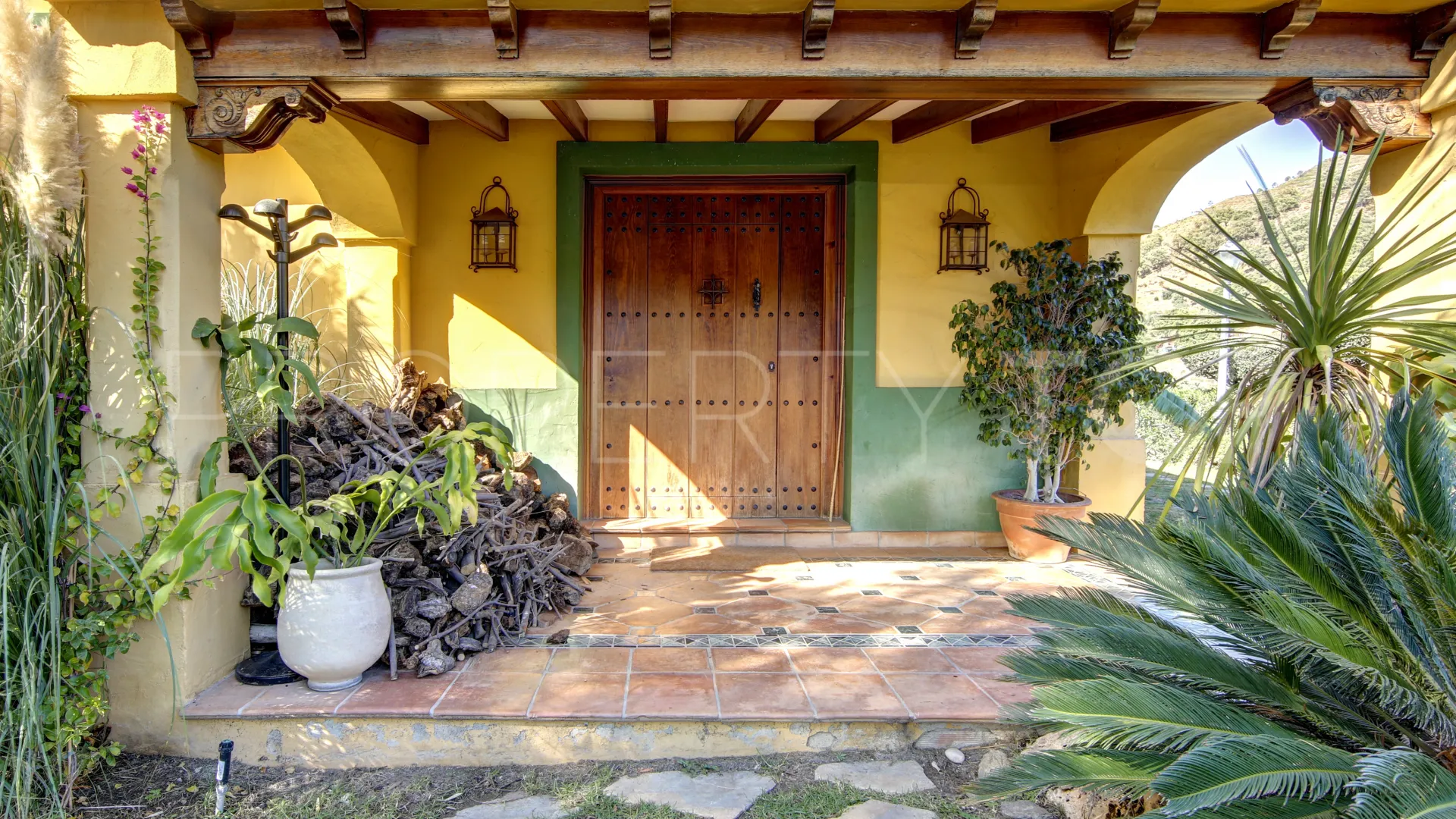 Comprar finca con 5 dormitorios en Ojen
