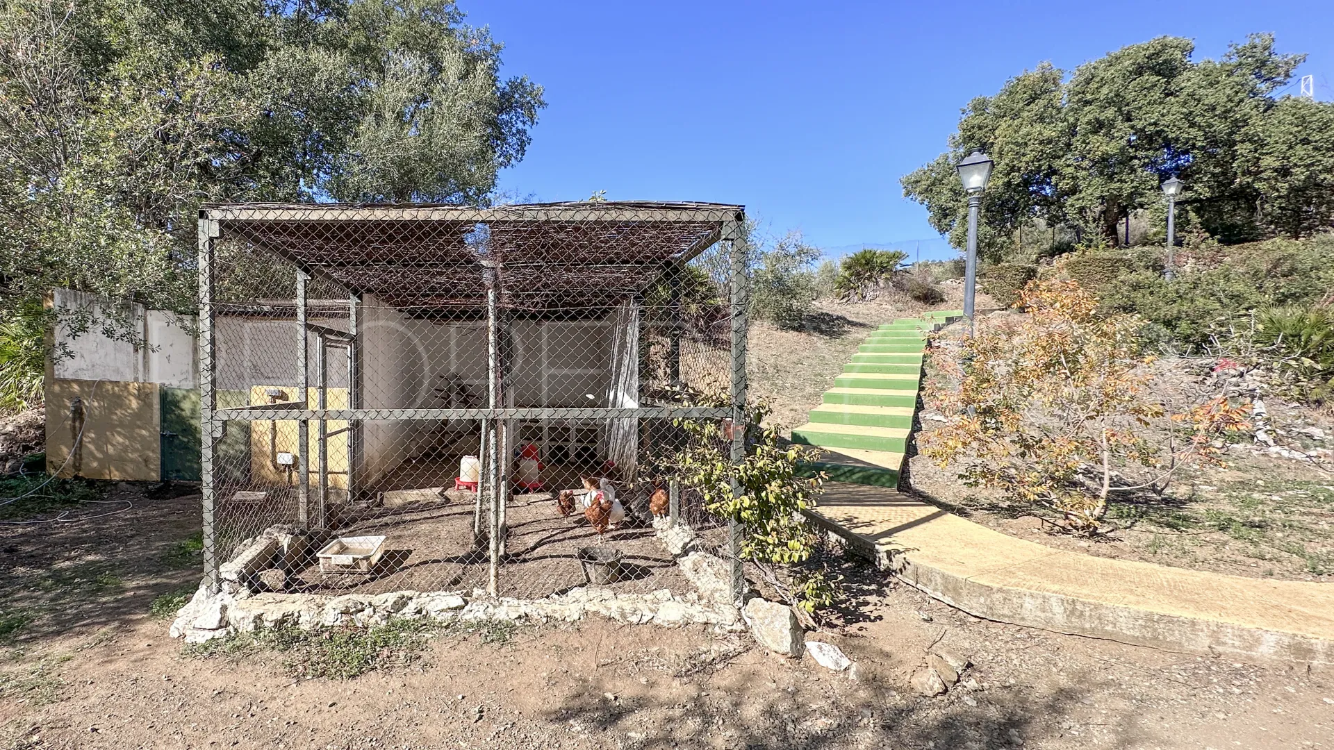 Comprar finca con 5 dormitorios en Ojen