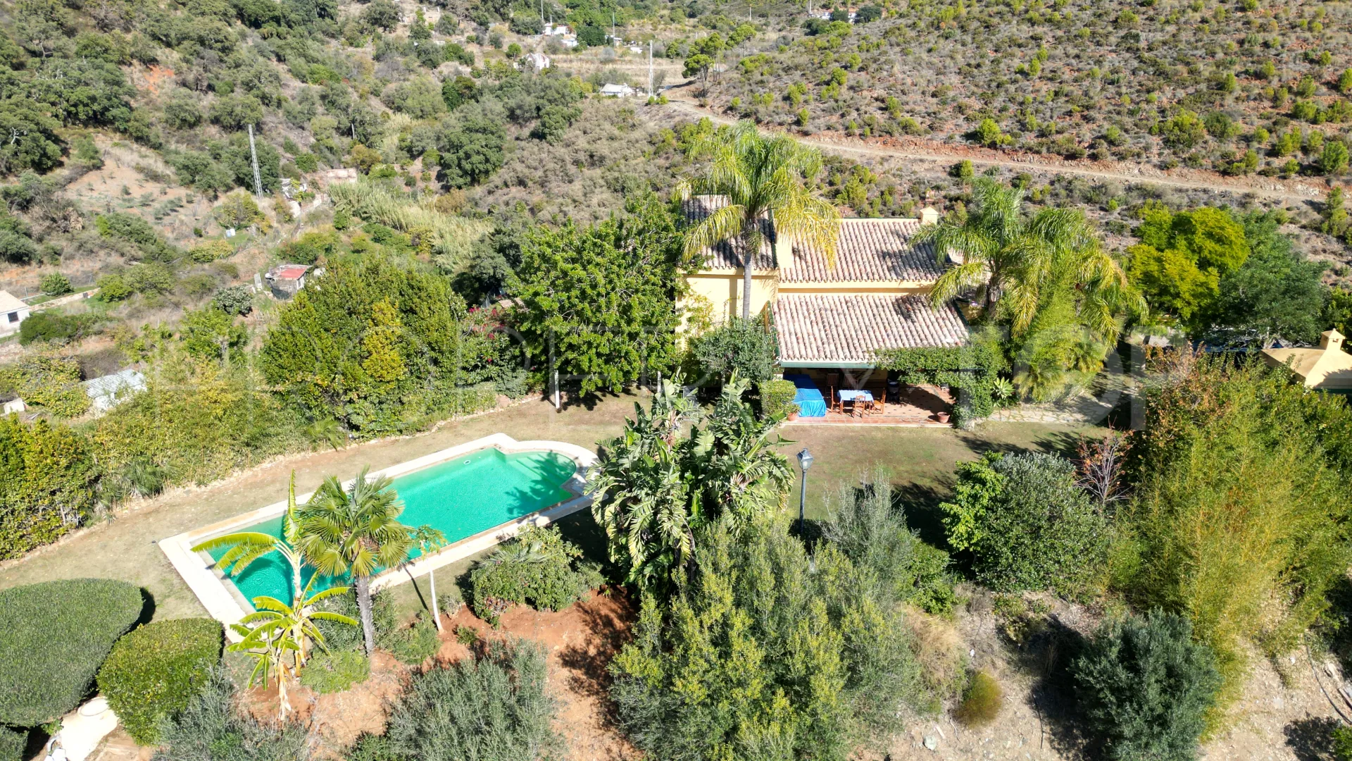 Comprar finca con 5 dormitorios en Ojen