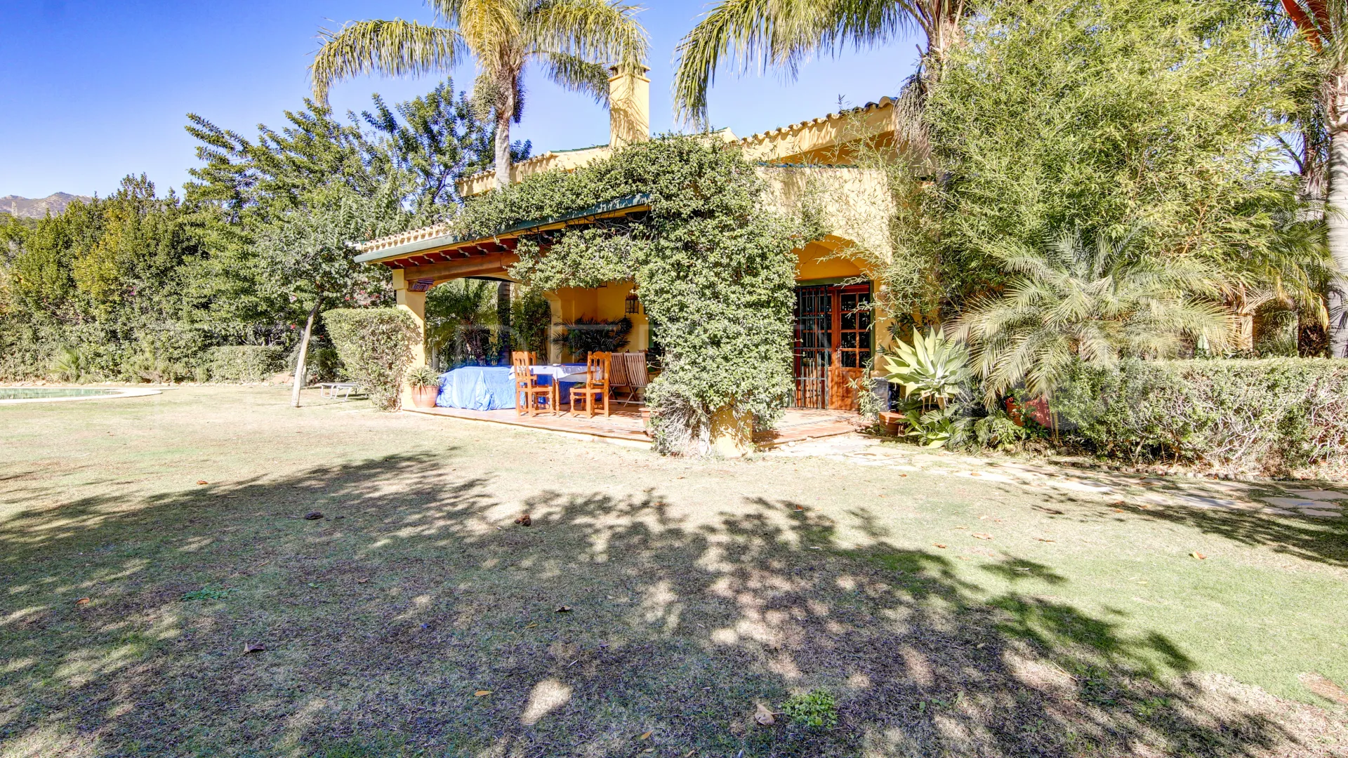 Comprar finca con 5 dormitorios en Ojen
