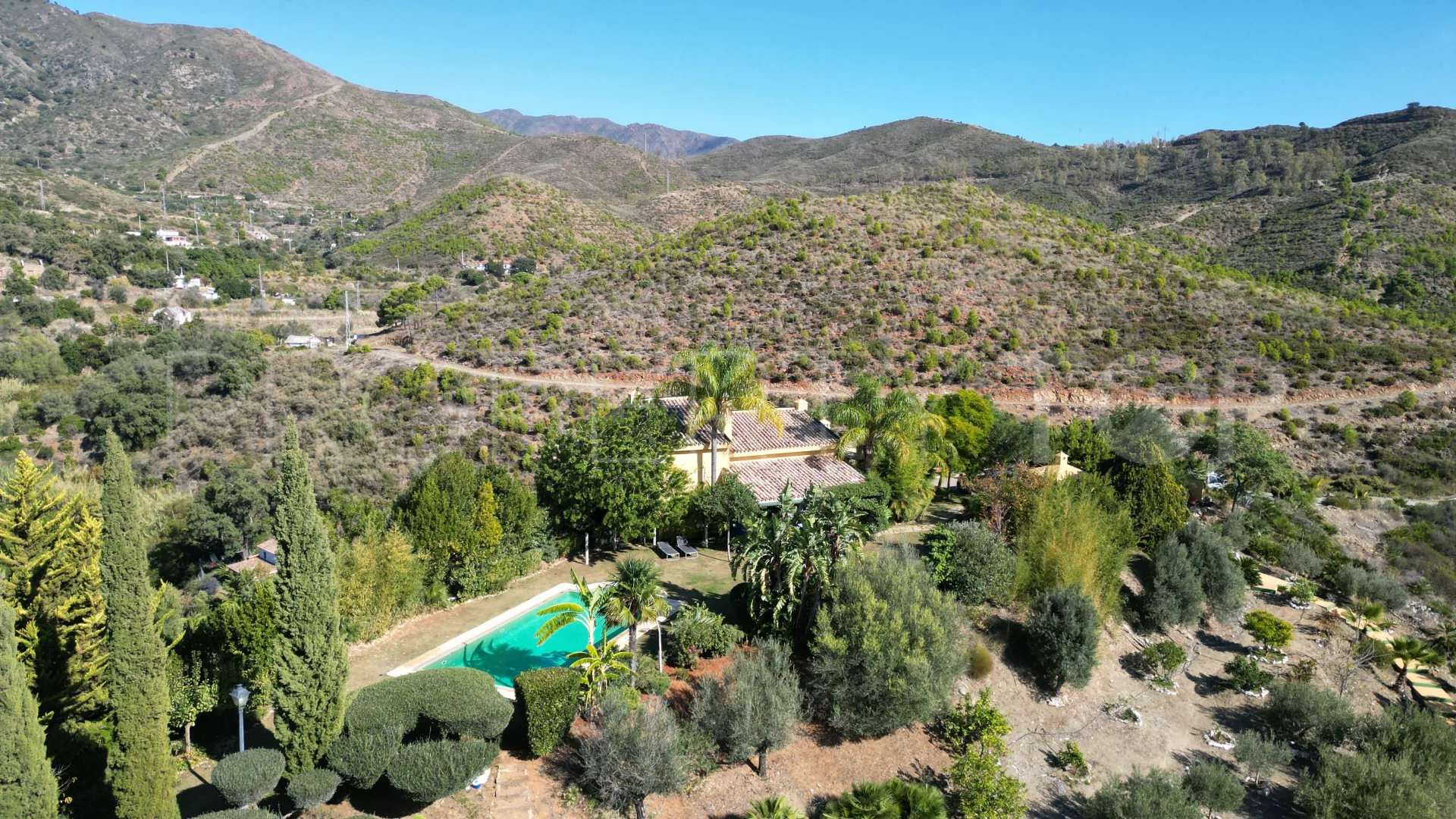 Comprar finca con 5 dormitorios en Ojen