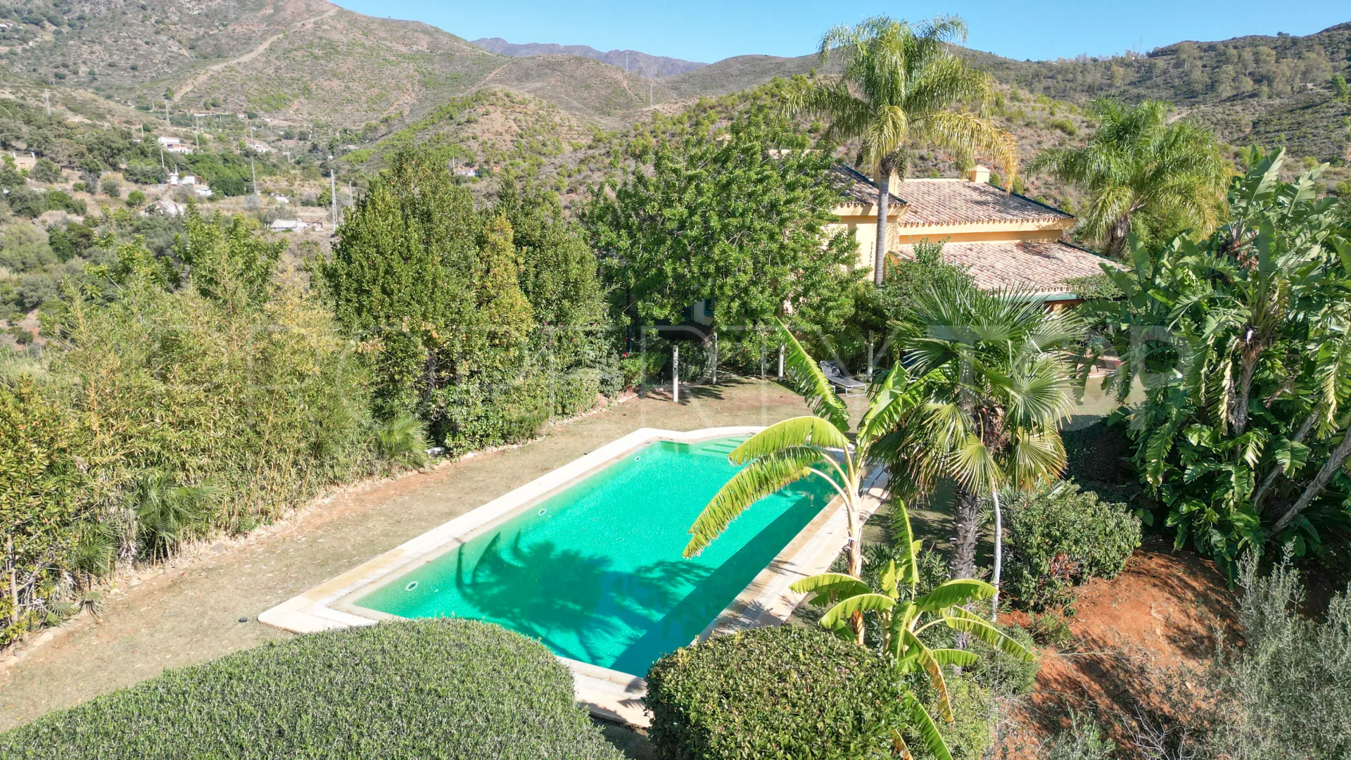 Comprar finca con 5 dormitorios en Ojen