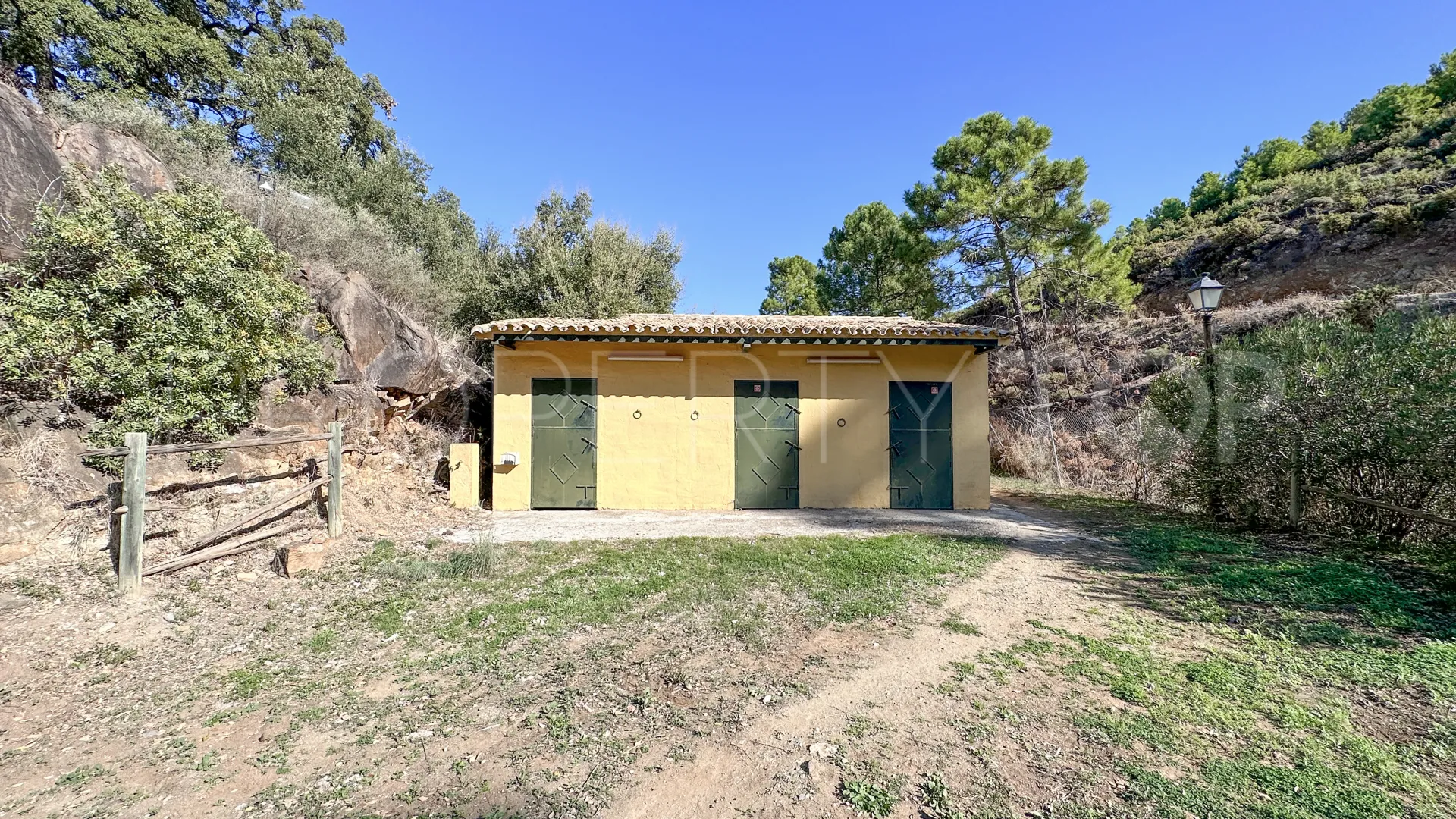 Comprar finca con 5 dormitorios en Ojen