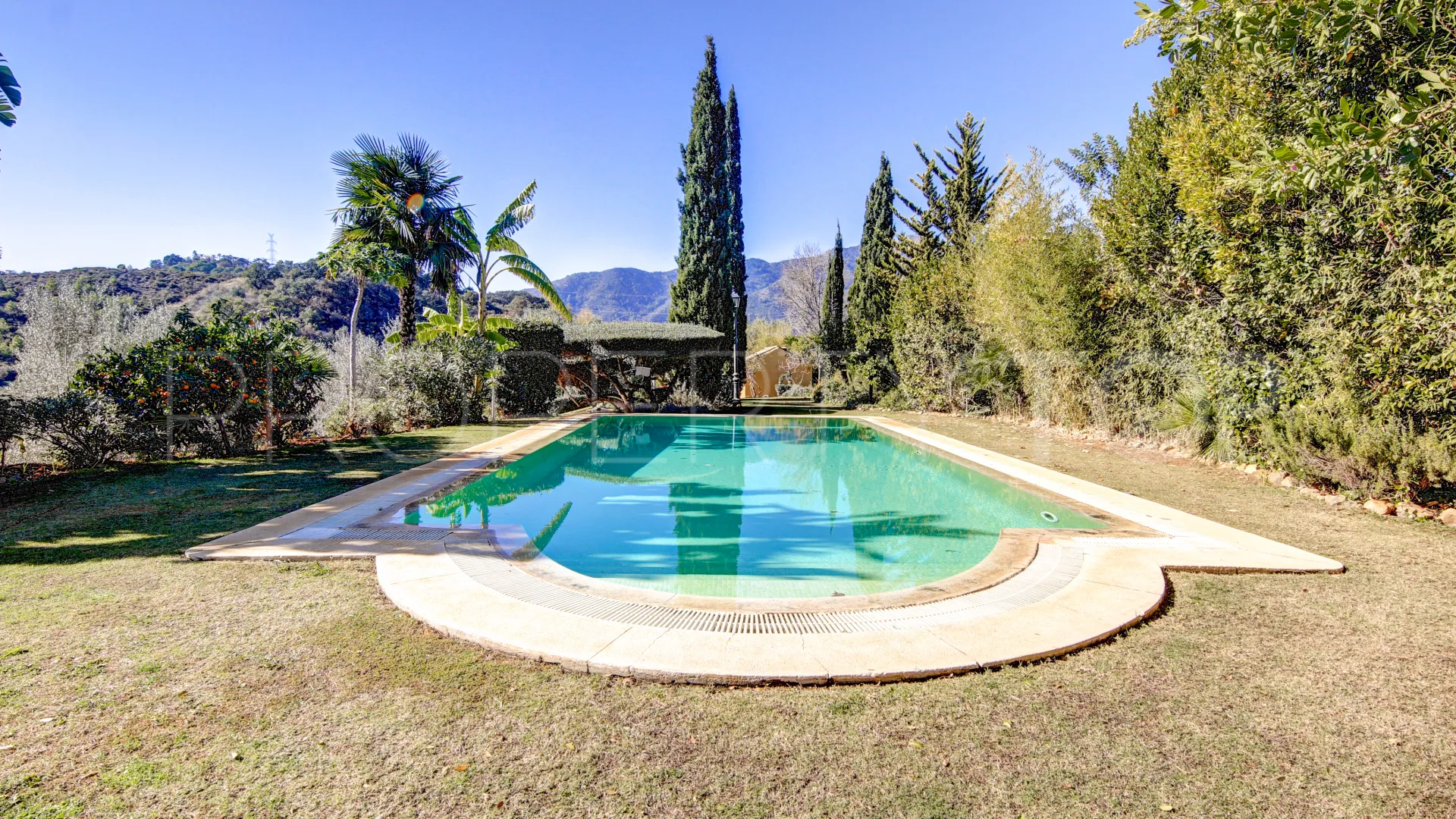 Comprar finca con 5 dormitorios en Ojen