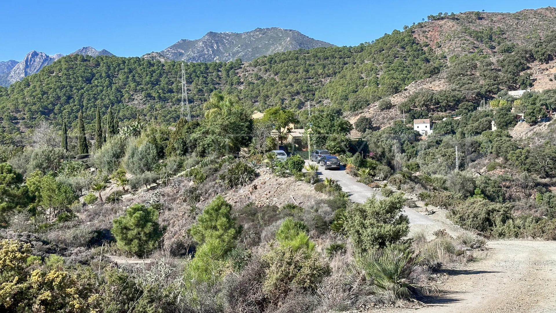 Comprar finca con 5 dormitorios en Ojen