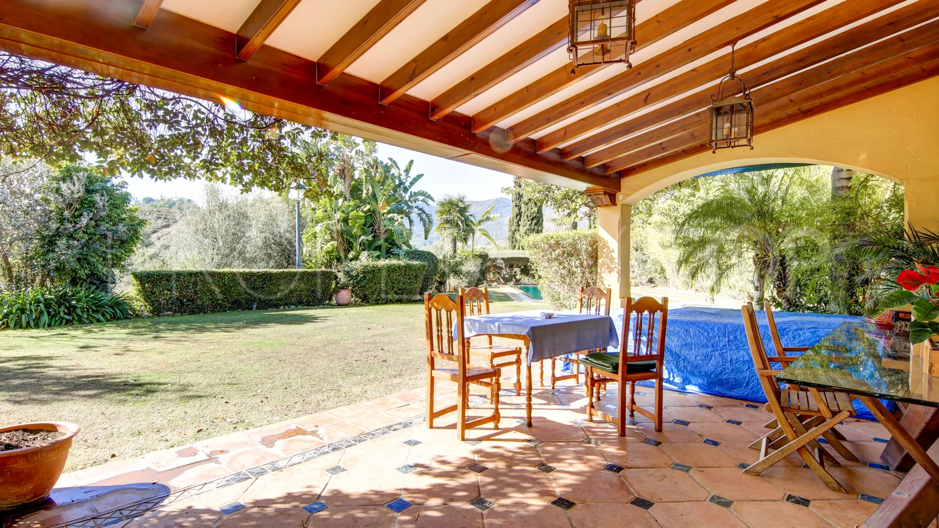Comprar finca con 5 dormitorios en Ojen