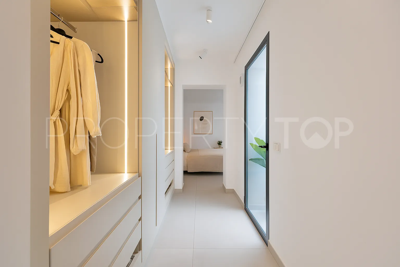 Apartamento planta baja de 2 dormitorios a la venta en Estepona
