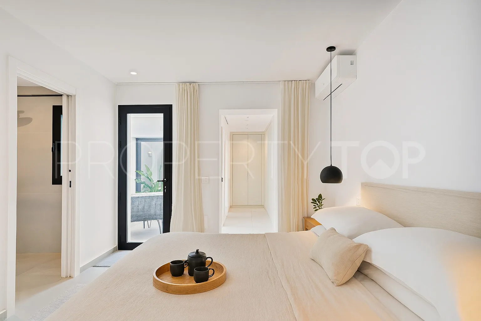 Apartamento planta baja de 2 dormitorios a la venta en Estepona