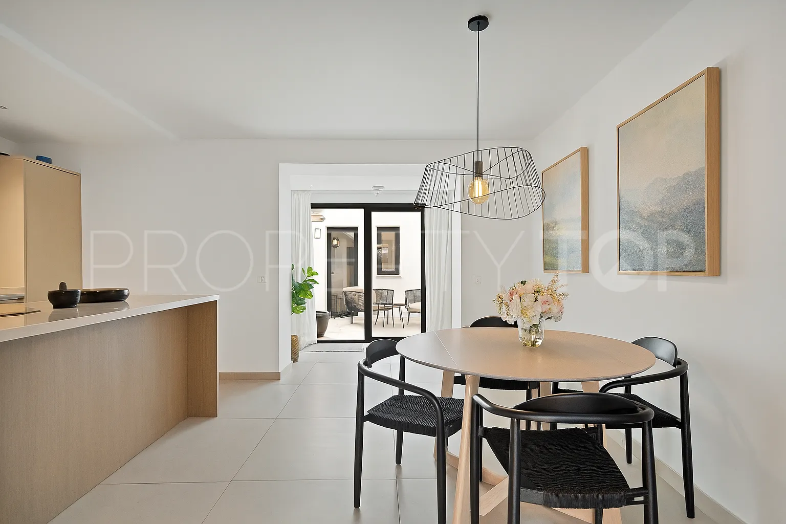 Apartamento planta baja de 2 dormitorios a la venta en Estepona