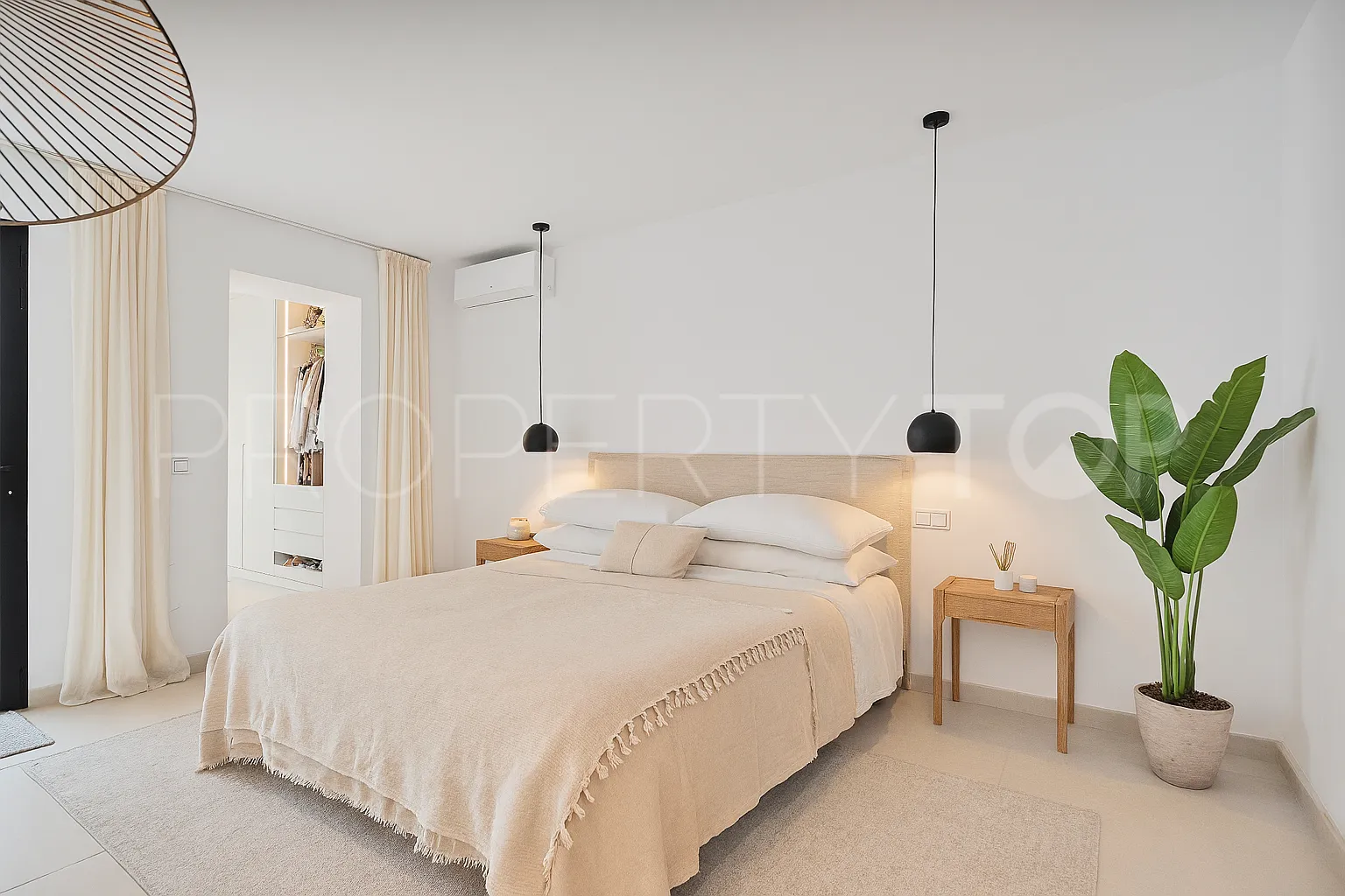 Apartamento planta baja de 2 dormitorios a la venta en Estepona