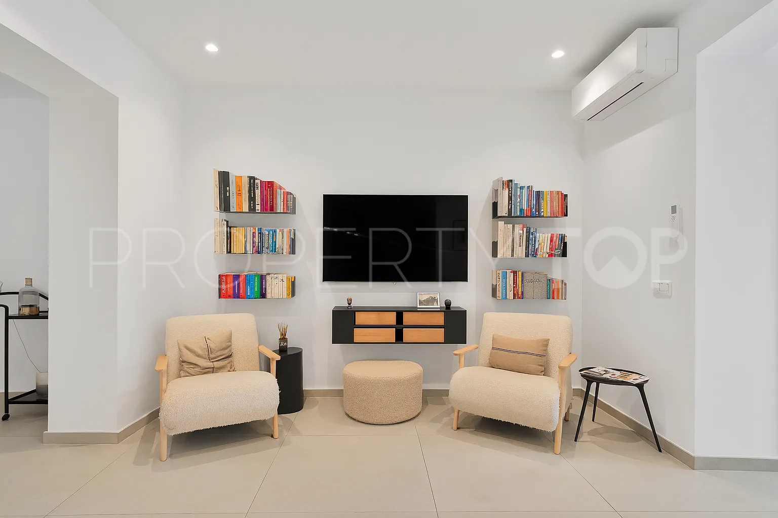 Apartamento planta baja de 2 dormitorios a la venta en Estepona