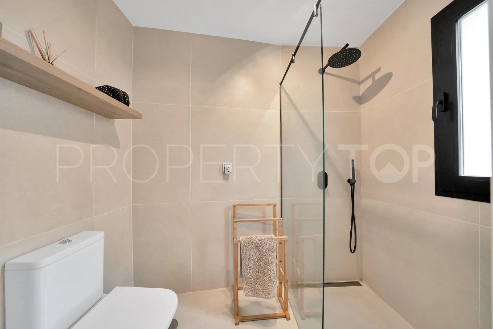 Apartamento planta baja de 2 dormitorios a la venta en Estepona