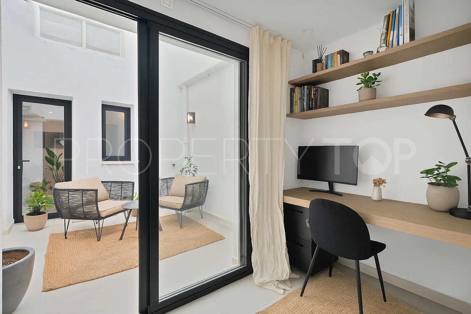 Apartamento planta baja de 2 dormitorios a la venta en Estepona