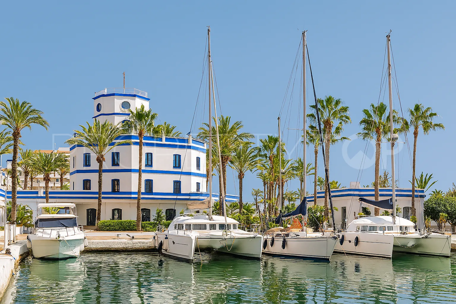 Apartamento planta baja de 2 dormitorios a la venta en Estepona