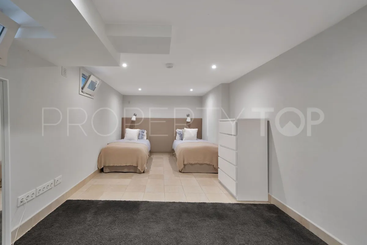 Villa for sale in Marbella - Puerto Banus with 7 bedrooms