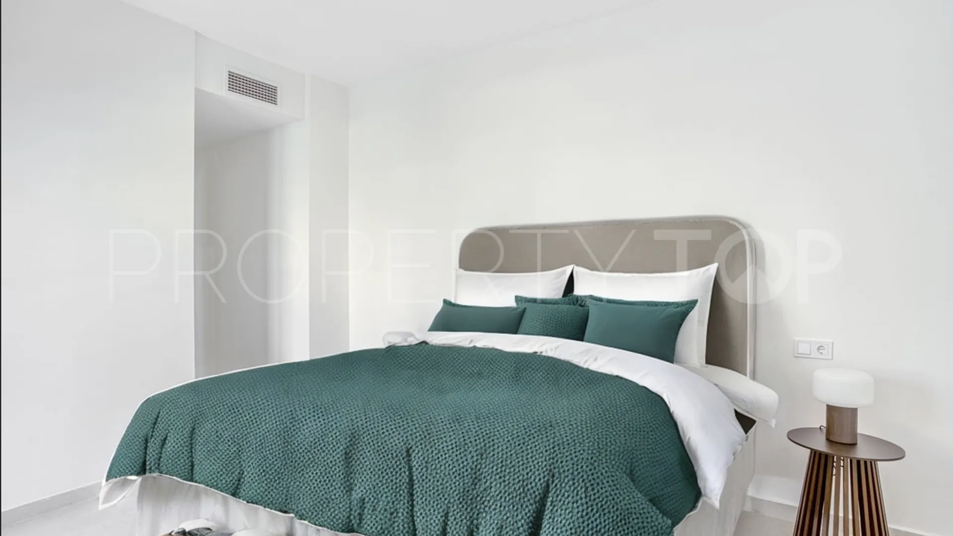 Se vende apartamento con 4 dormitorios en San Pedro de Alcantara