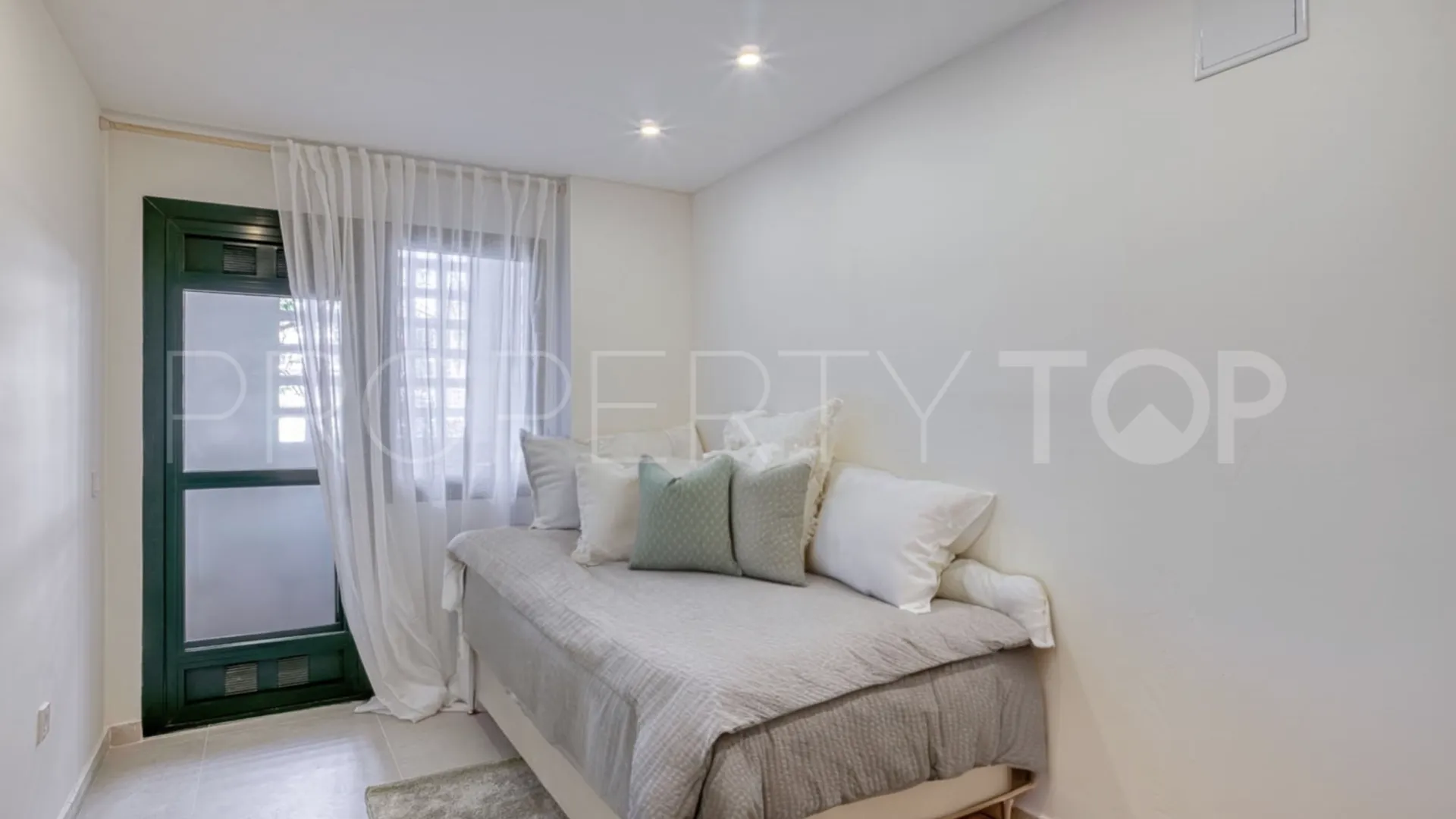 Se vende apartamento con 4 dormitorios en San Pedro de Alcantara