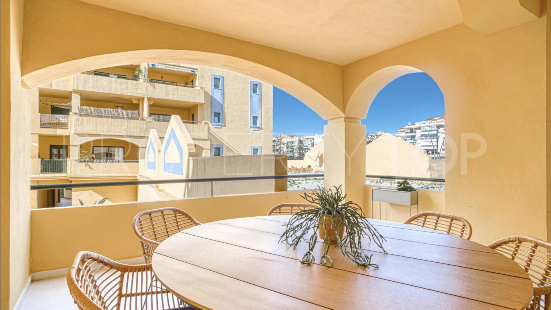 Se vende apartamento con 4 dormitorios en San Pedro de Alcantara
