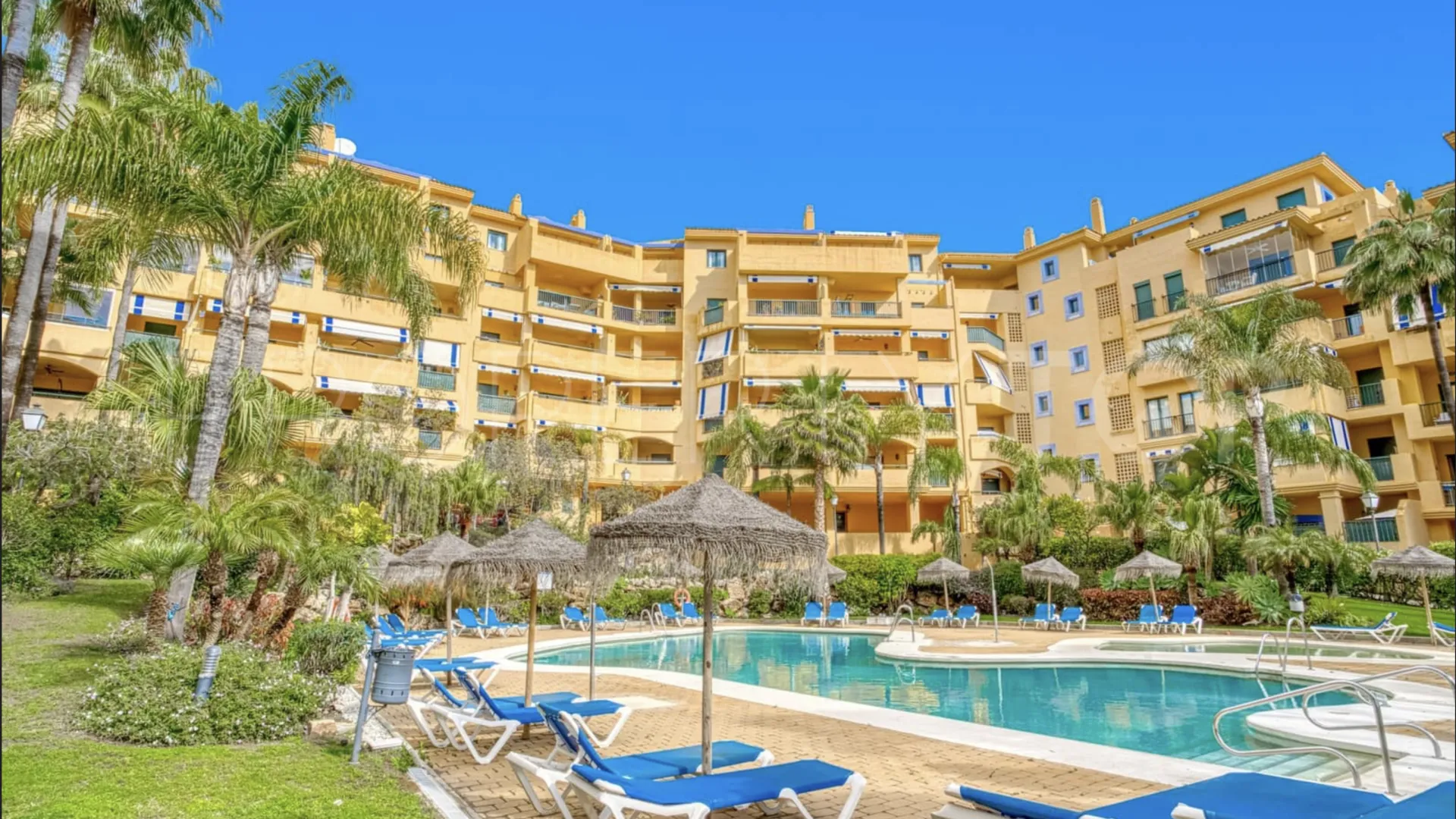 Se vende apartamento con 4 dormitorios en San Pedro de Alcantara