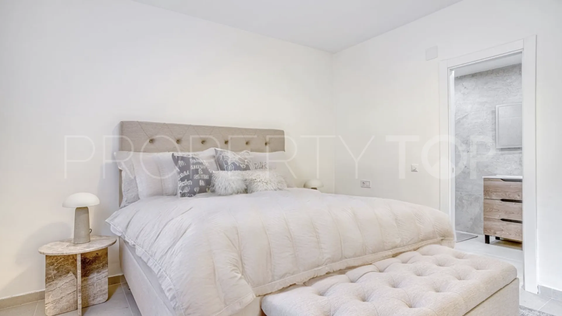 Se vende apartamento con 4 dormitorios en San Pedro de Alcantara