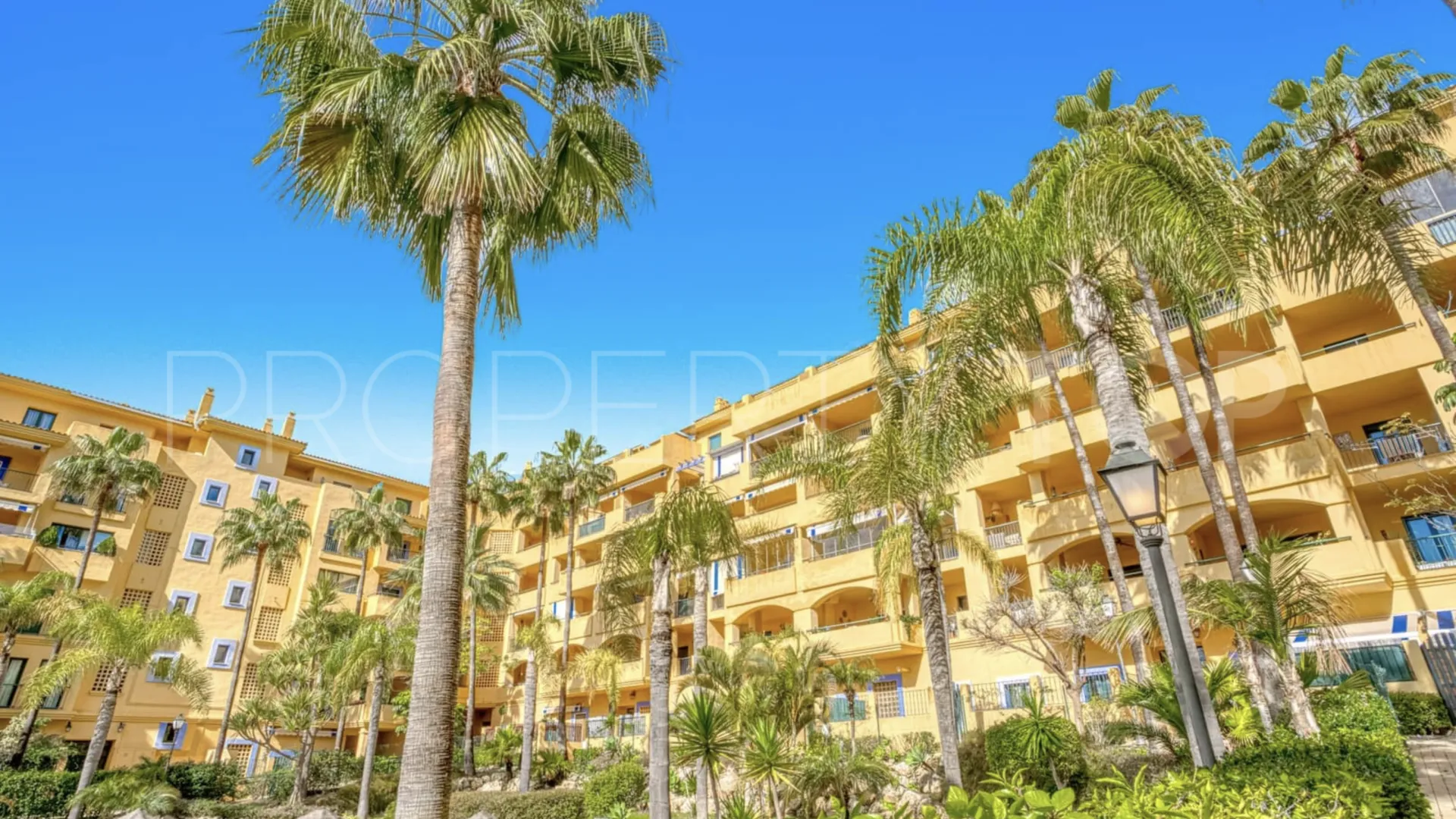 Se vende apartamento con 4 dormitorios en San Pedro de Alcantara