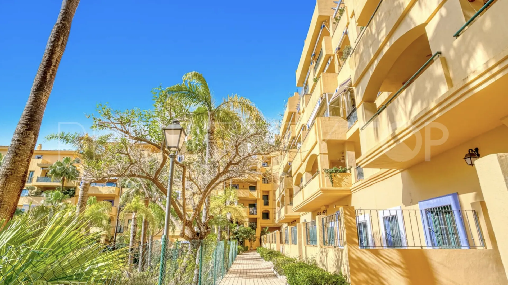 Se vende apartamento con 4 dormitorios en San Pedro de Alcantara