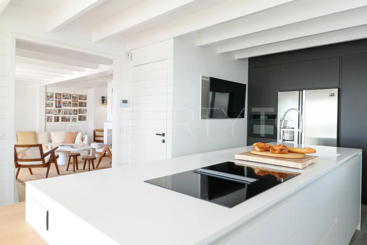 4 bedrooms villa for sale in Benahavis