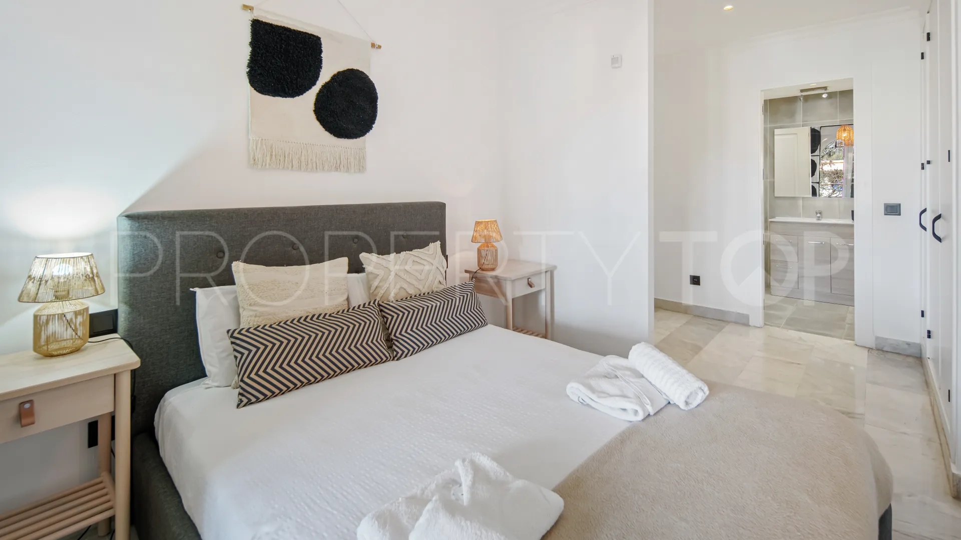 Duplex with 2 bedrooms for sale in Nueva Andalucia