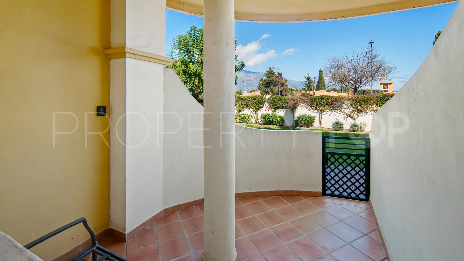 Duplex with 2 bedrooms for sale in Nueva Andalucia