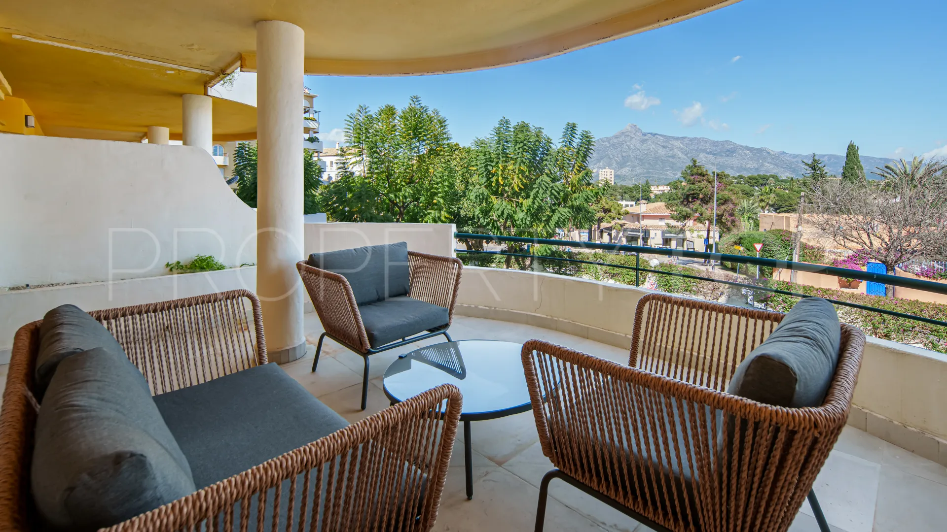 Duplex with 2 bedrooms for sale in Nueva Andalucia