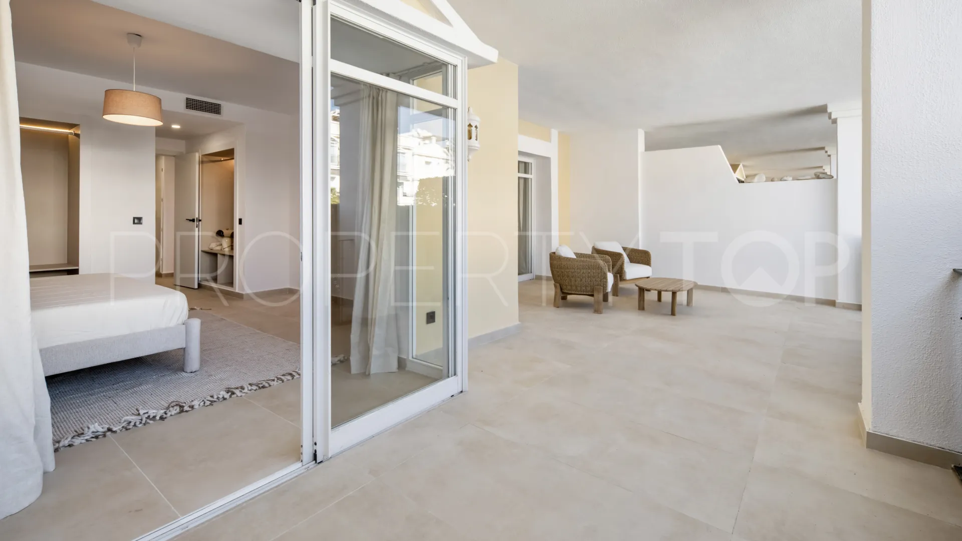 Buy apartment in Nueva Andalucia with 3 bedrooms