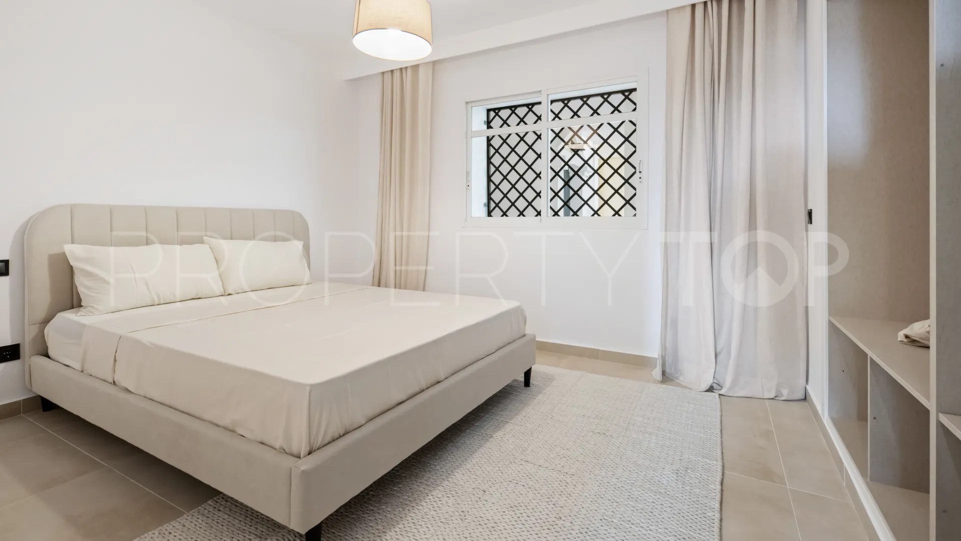 Buy apartment in Nueva Andalucia with 3 bedrooms