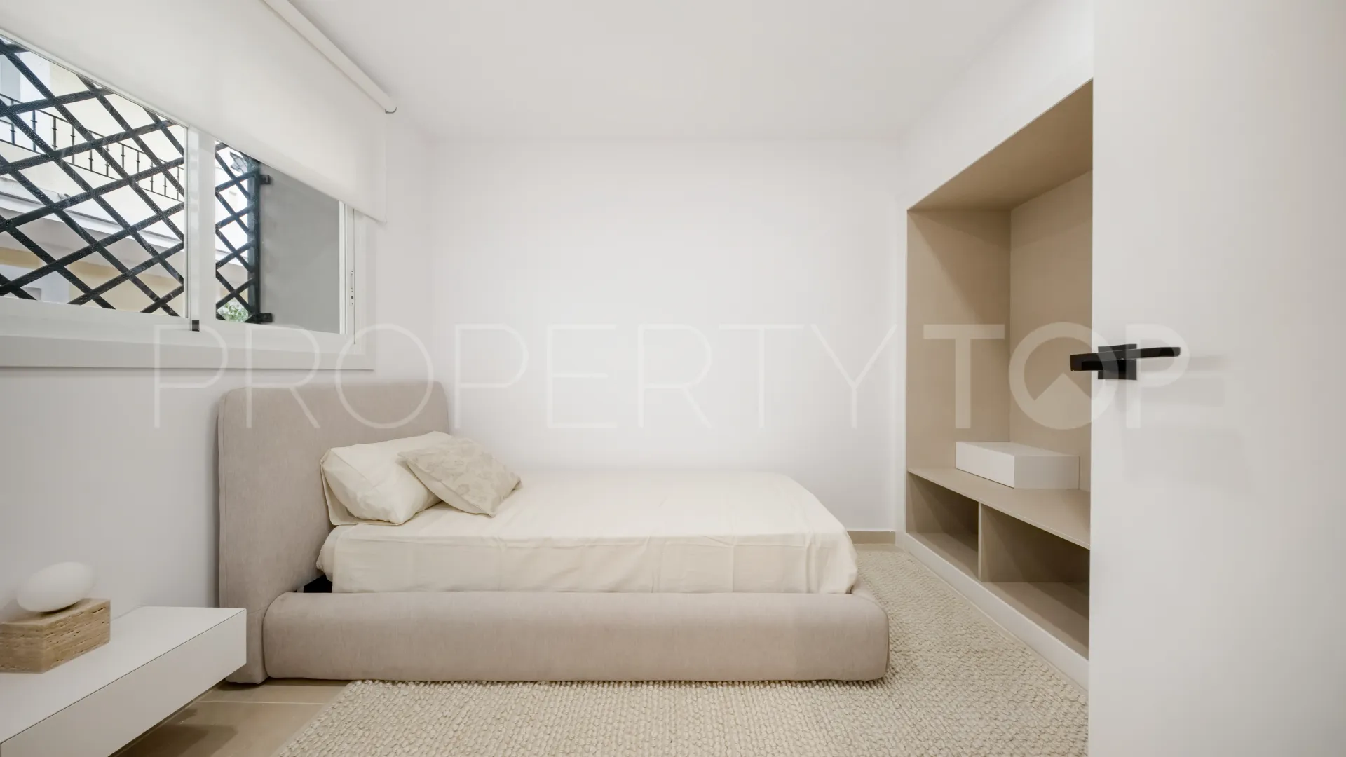 Buy apartment in Nueva Andalucia with 3 bedrooms