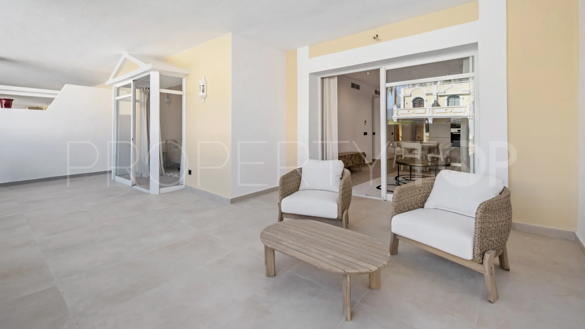 Buy apartment in Nueva Andalucia with 3 bedrooms