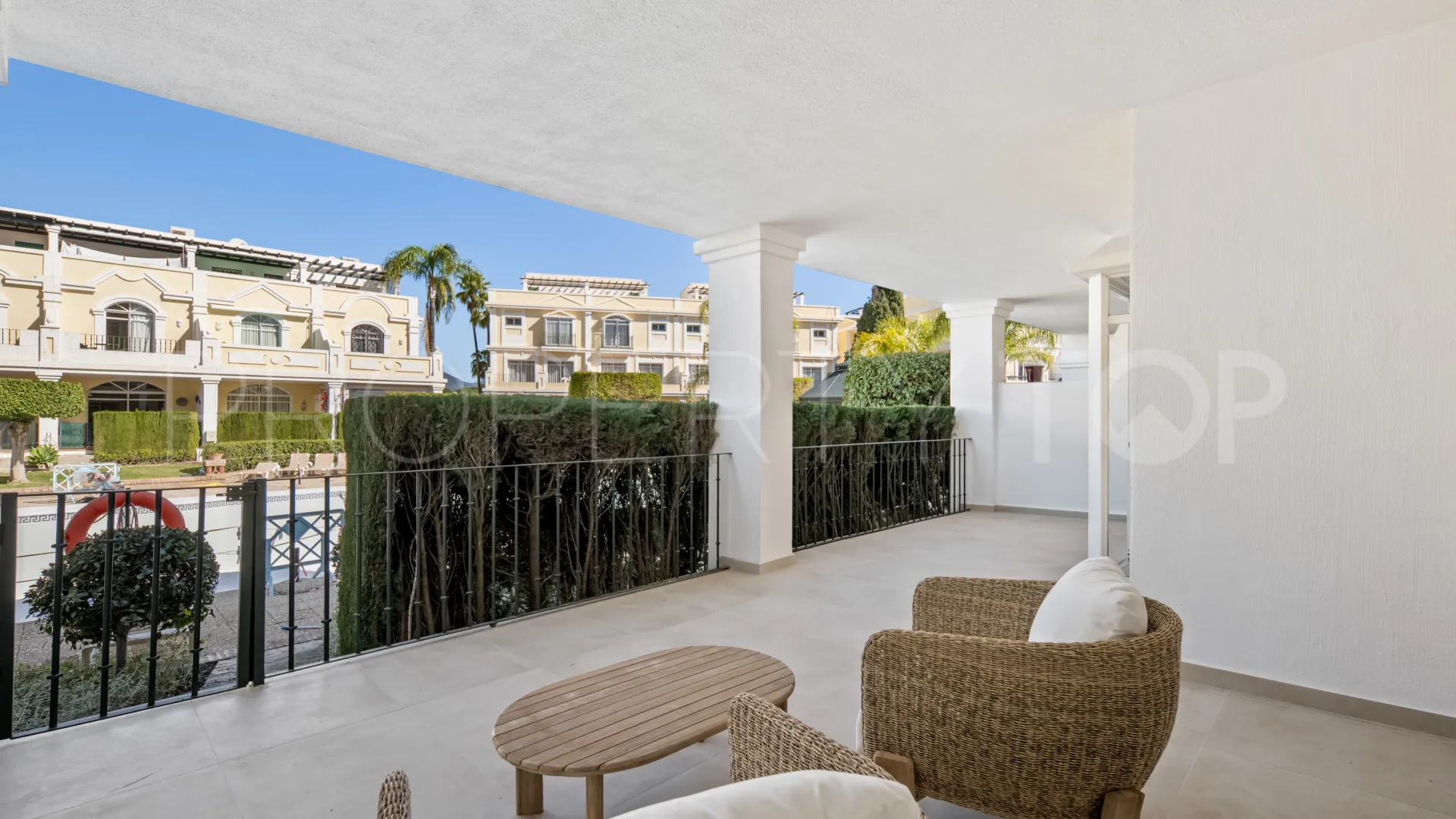 Buy apartment in Nueva Andalucia with 3 bedrooms