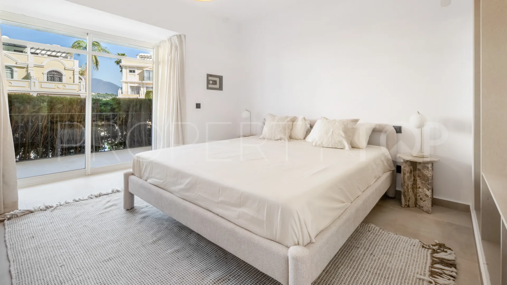Buy apartment in Nueva Andalucia with 3 bedrooms