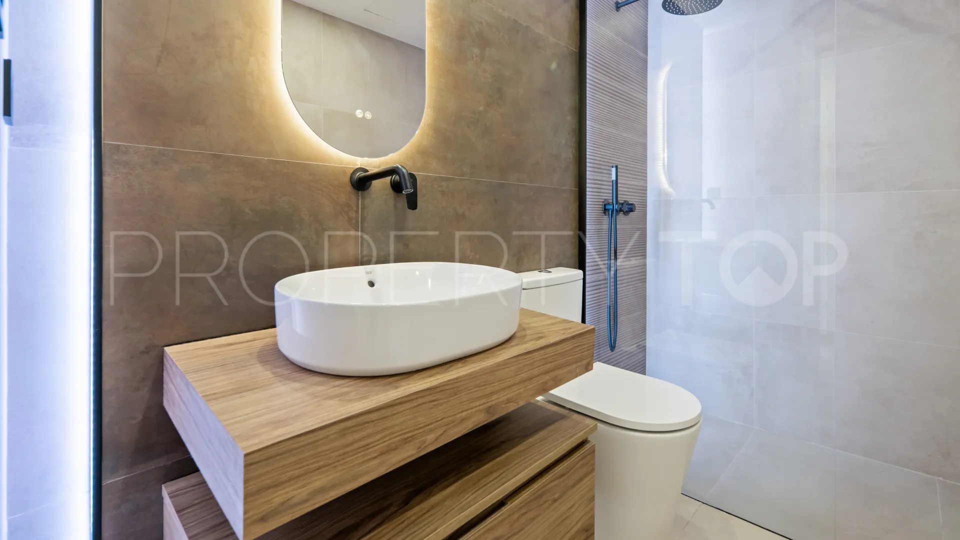 Buy apartment in Nueva Andalucia with 3 bedrooms
