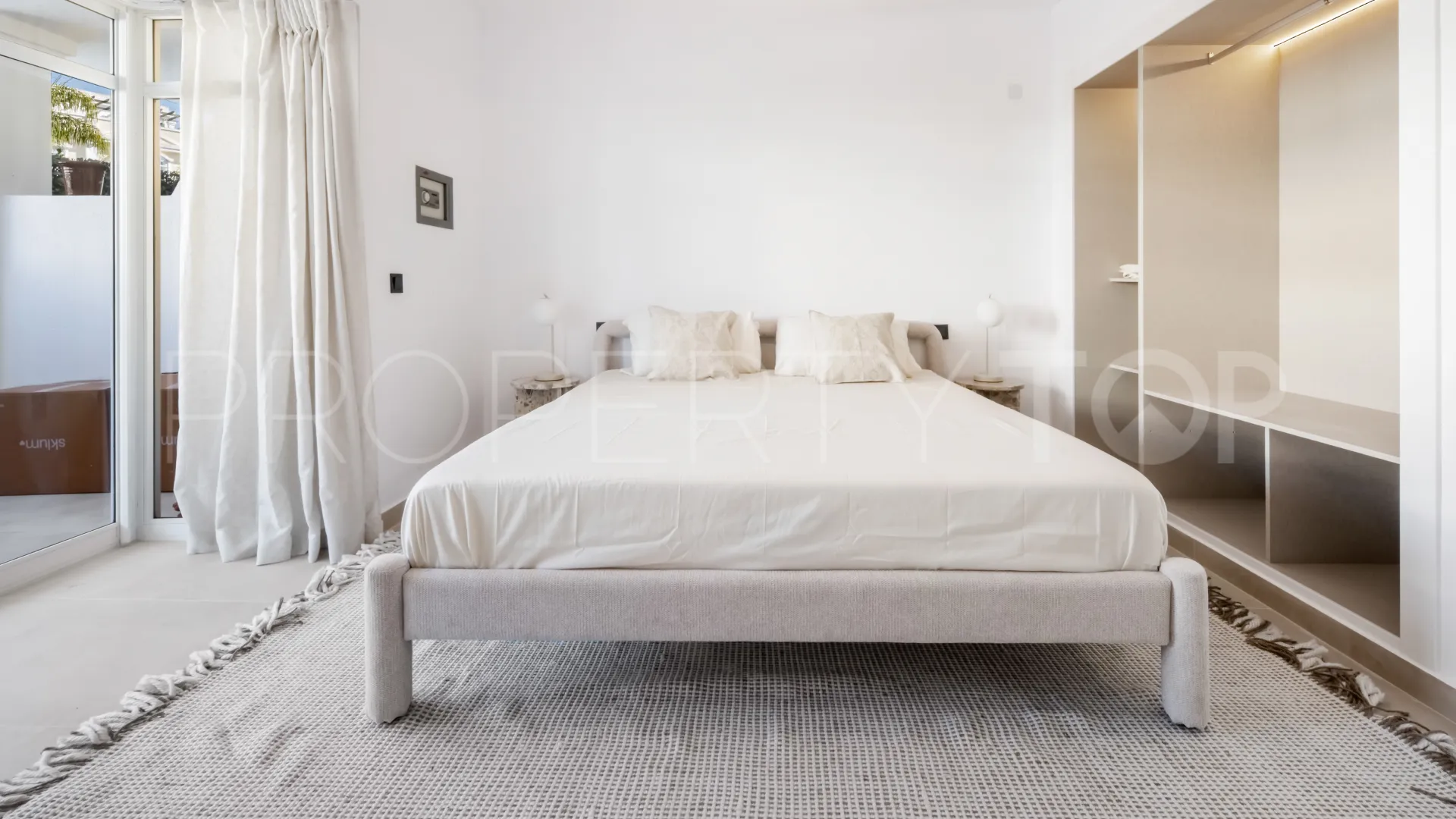 Buy apartment in Nueva Andalucia with 3 bedrooms