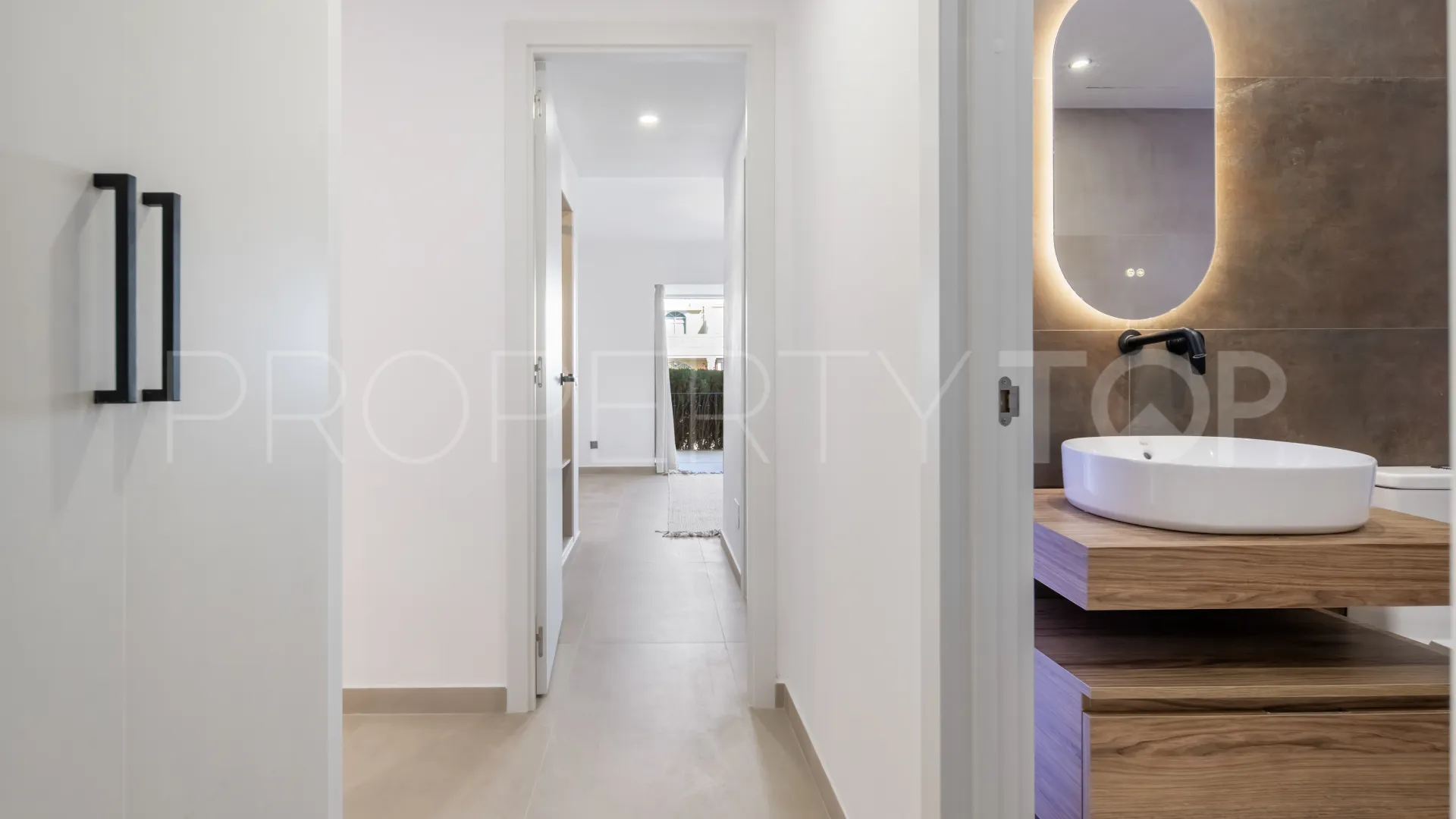 Buy apartment in Nueva Andalucia with 3 bedrooms